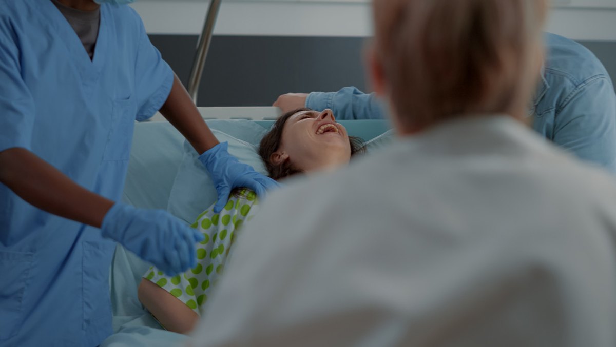Equipo de salud acompañando a una paciente en crisis en una cama hospitalaria
