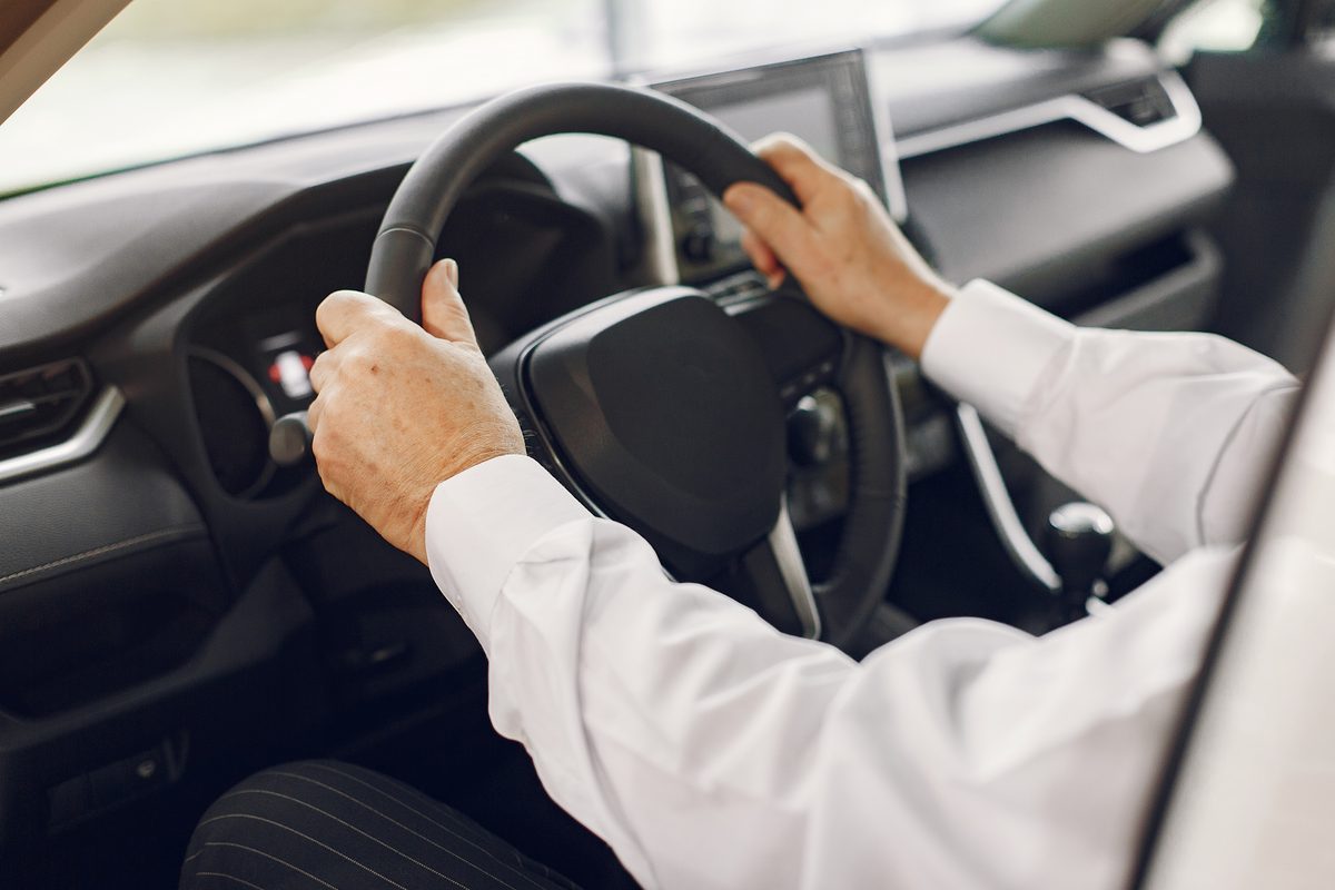 Conductor manejando vehículo de forma eficiente