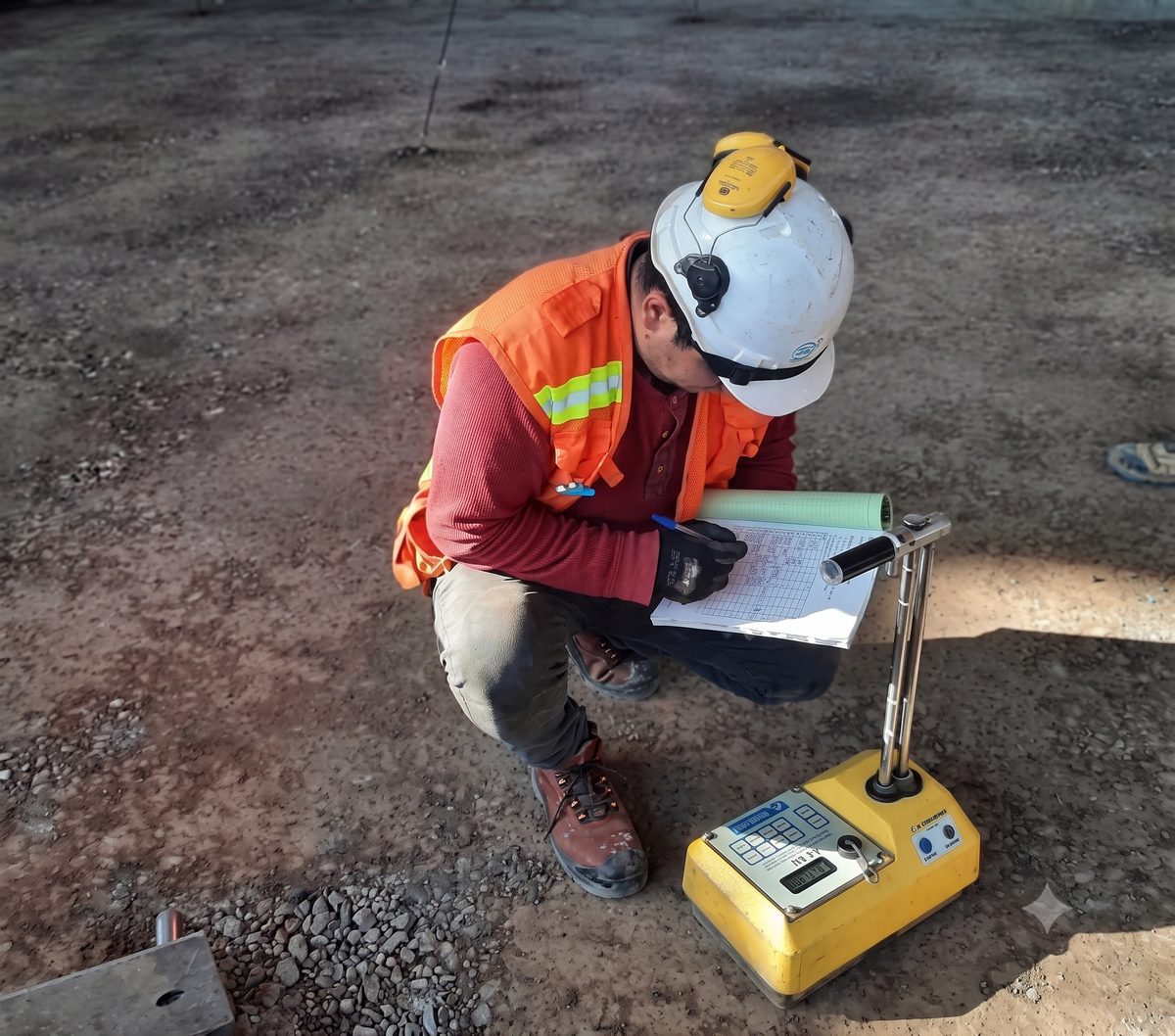 Operador usando densímetro nuclear en terreno vial