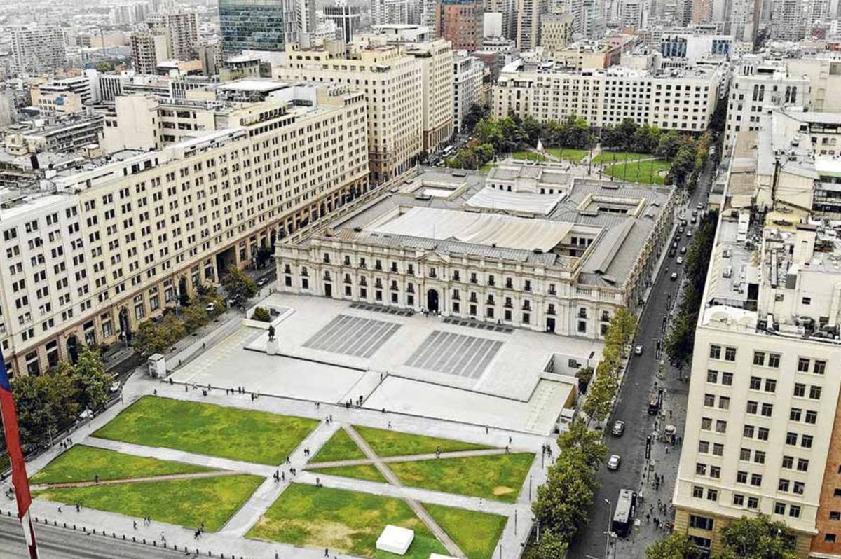 Vista aérea del Palacio de La Moneda y su plaza en Santiago