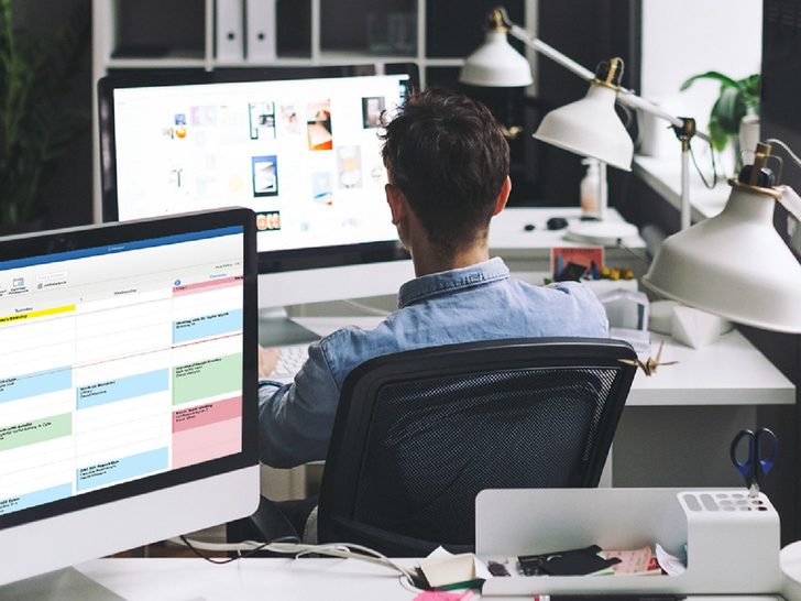 Funcionario usando Microsoft 365 y herramientas de colaboración digital