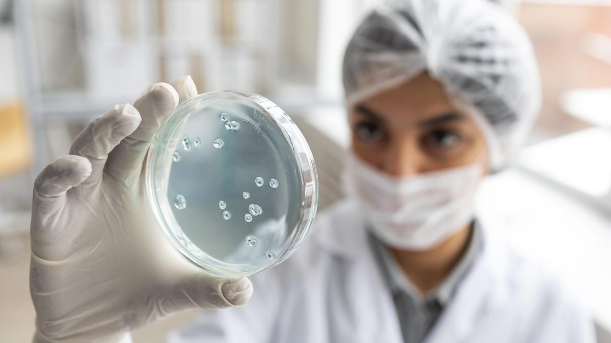 Equipo de control de infecciones en reunión clínica