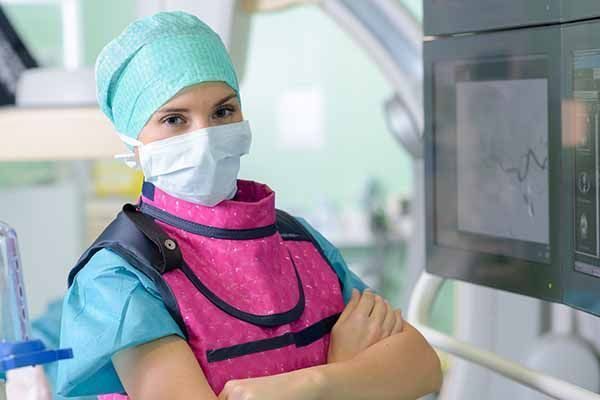 Tecnólogo médico trabajando en servicio de radiología con equipo de rayos X