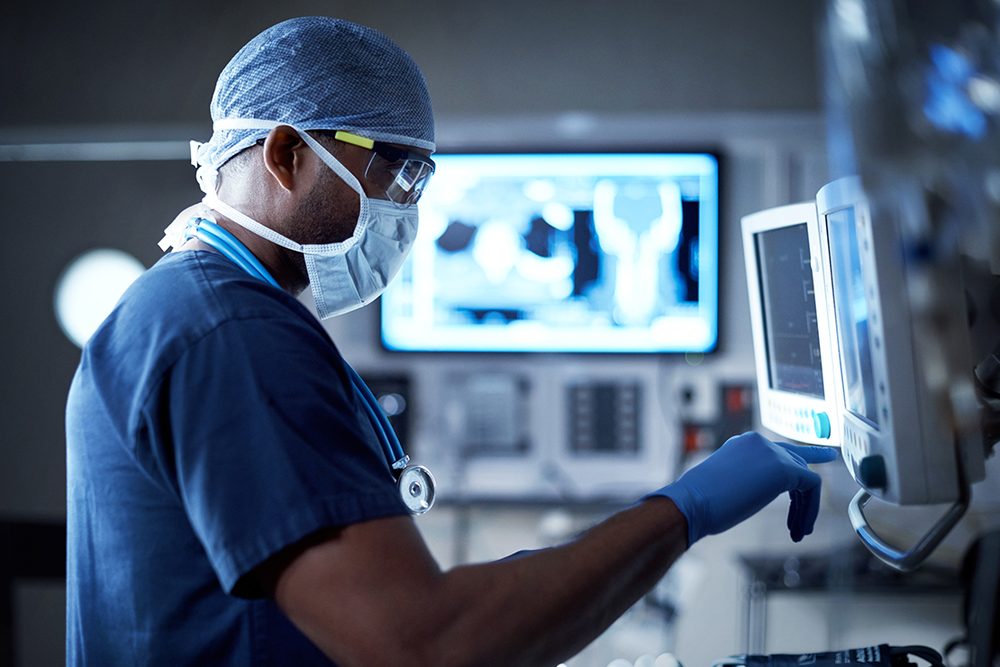 Tecnólogo médico operando equipo de radiología con equipamiento de protección