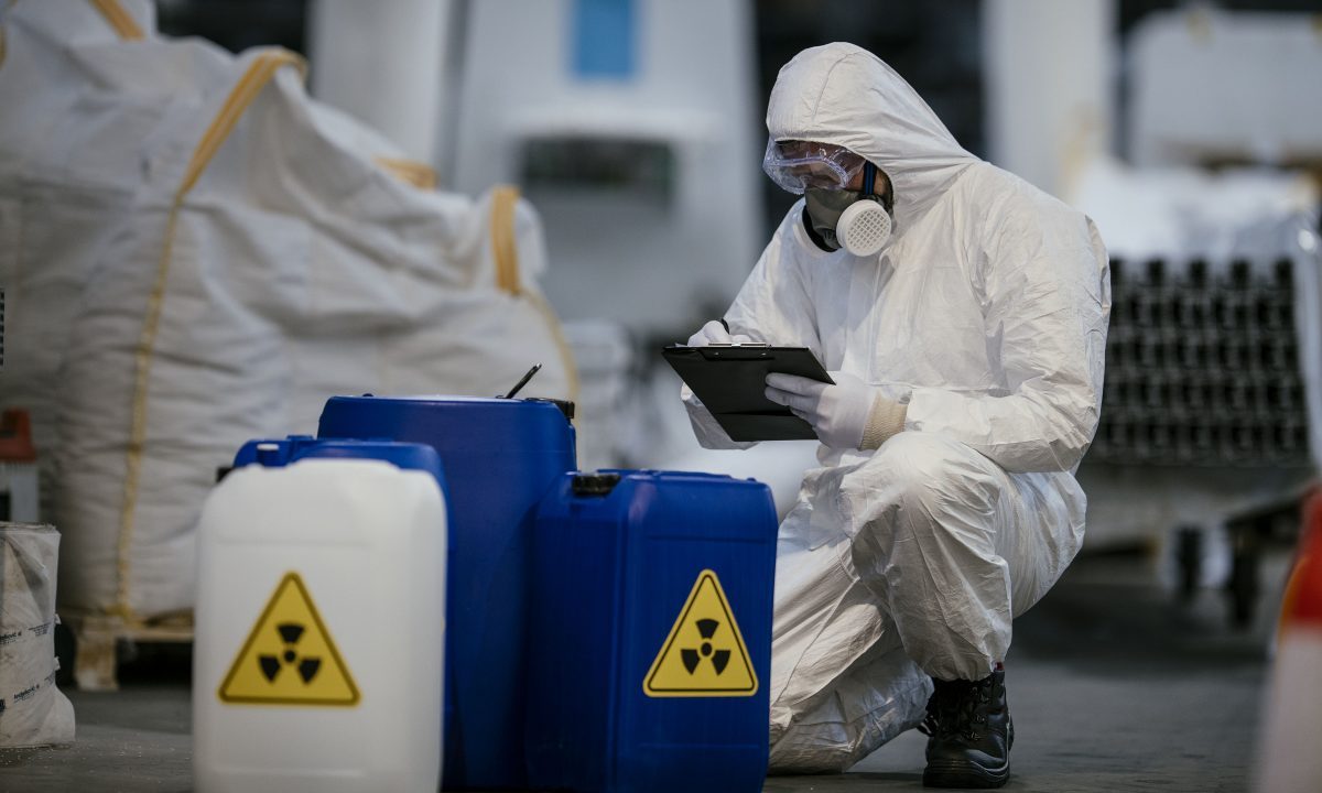 Tecnólogo médico operando equipo de radiología con equipamiento de protección