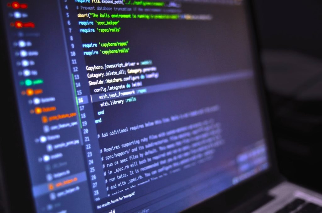 Pantalla de computador portátil con código fuente en un editor oscuro