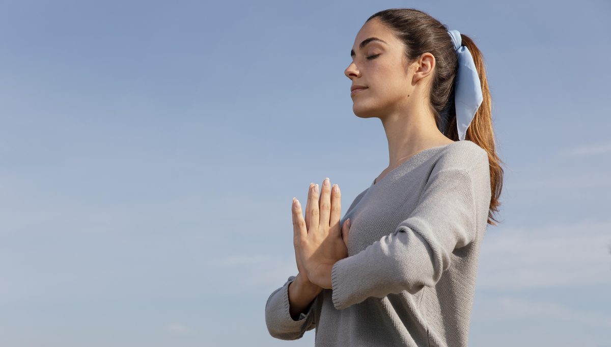 Mujer meditando en la naturaleza — Salud Mental en el Trabajo